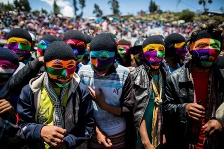 Các thanh niên trong thị trấn đeo mặt nạ truyền thống trước khi vào trận đấu