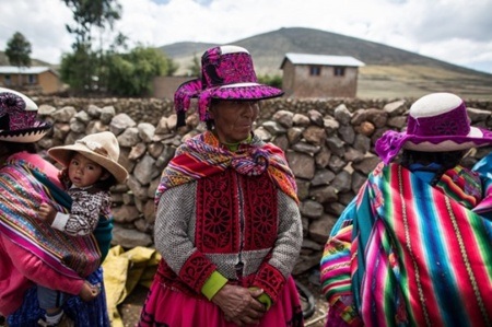 Người dân mặc đồ truyền thống tới tham dự lễ hội.