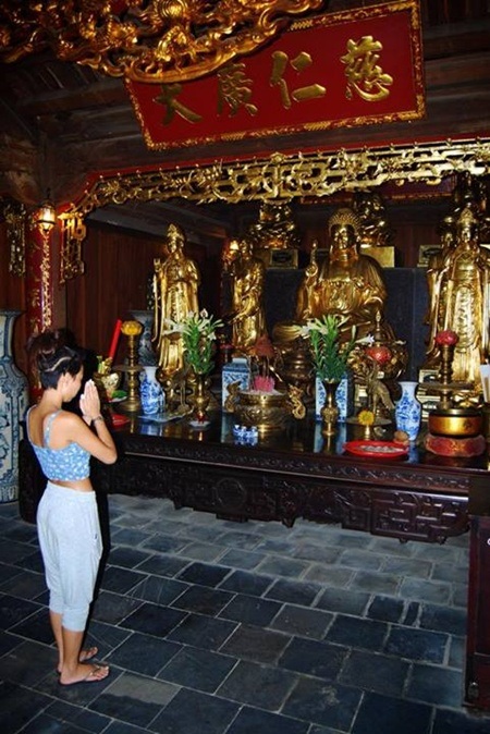 Những hình ảnh "xấu xí" của một số bạn trẻ dịp lễ hội đầu năm - 10 Một hình ảnh không đẹp ở
chốn linh thiêng