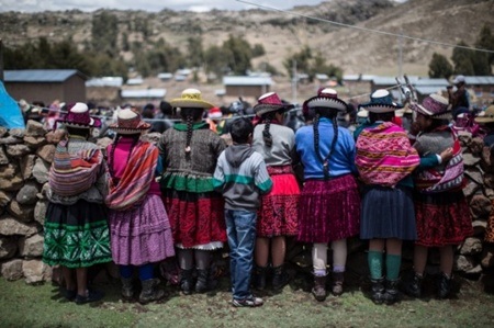 Người dân mặc đồ truyền thống tới tham dự lễ hội.