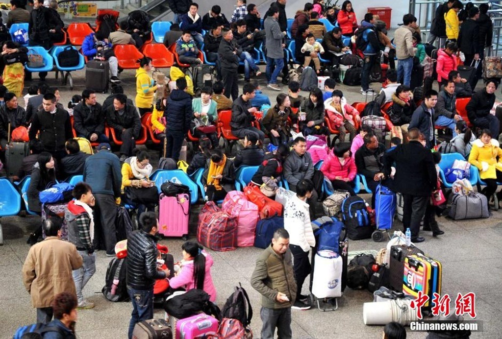  Biển người chờ giờ lên tàu