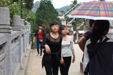 Những hình ảnh "xấu xí" của một số bạn trẻ dịp lễ hội đầu năm - 11 Có nên chăng diện những
trang phục kiểu này khi lễ chùa?