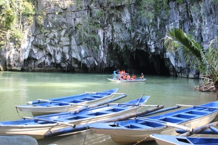 Tại Palawan bạn cũng có thể dạo chơi khám phá dòng sông ngầm Puero Princesa