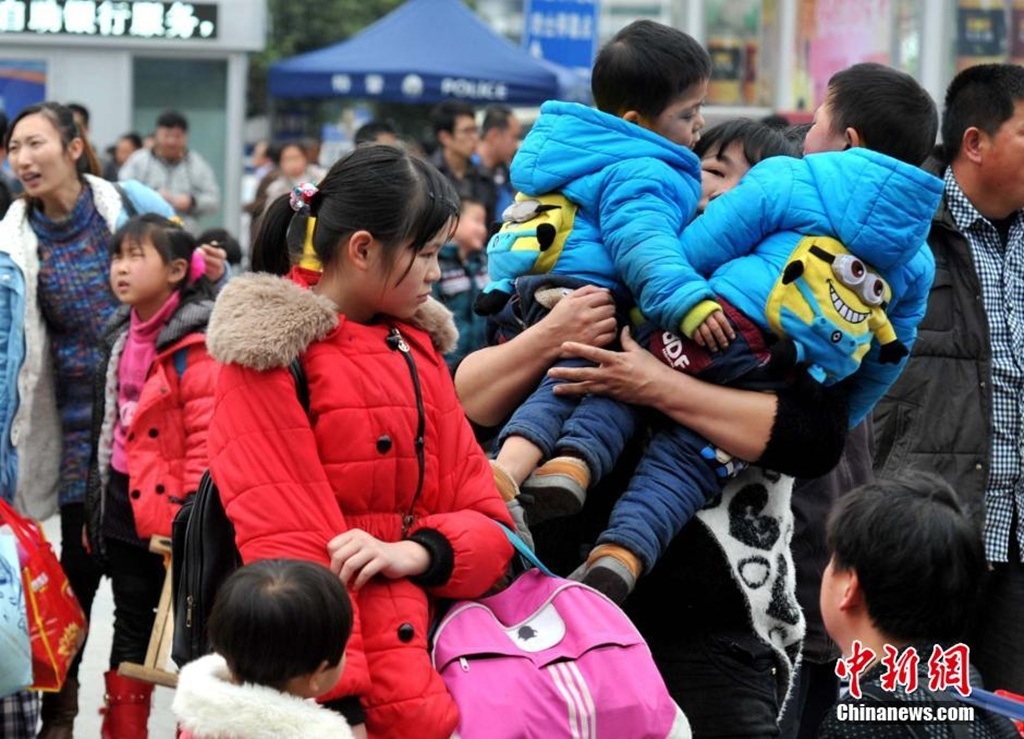 Hai bé trai sinh đôi trong vòng tay mẹ