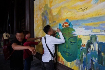 Những hình ảnh "xấu xí" của một số bạn trẻ dịp lễ hội đầu năm - 12 Có nên chăng diện những
trang phục kiểu này khi lễ chùa?