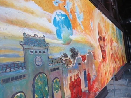 Những hình ảnh "xấu xí" của một số bạn trẻ dịp lễ hội đầu năm - 13 Nhiều bút tích của những
thanh niên kém ý thức vẽ bậy, ký tên lên bức tranh Phật.