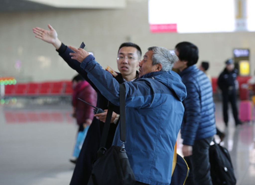 Một người đàn ông nhờ nhân viên chỉ dẫn cửa ra xe