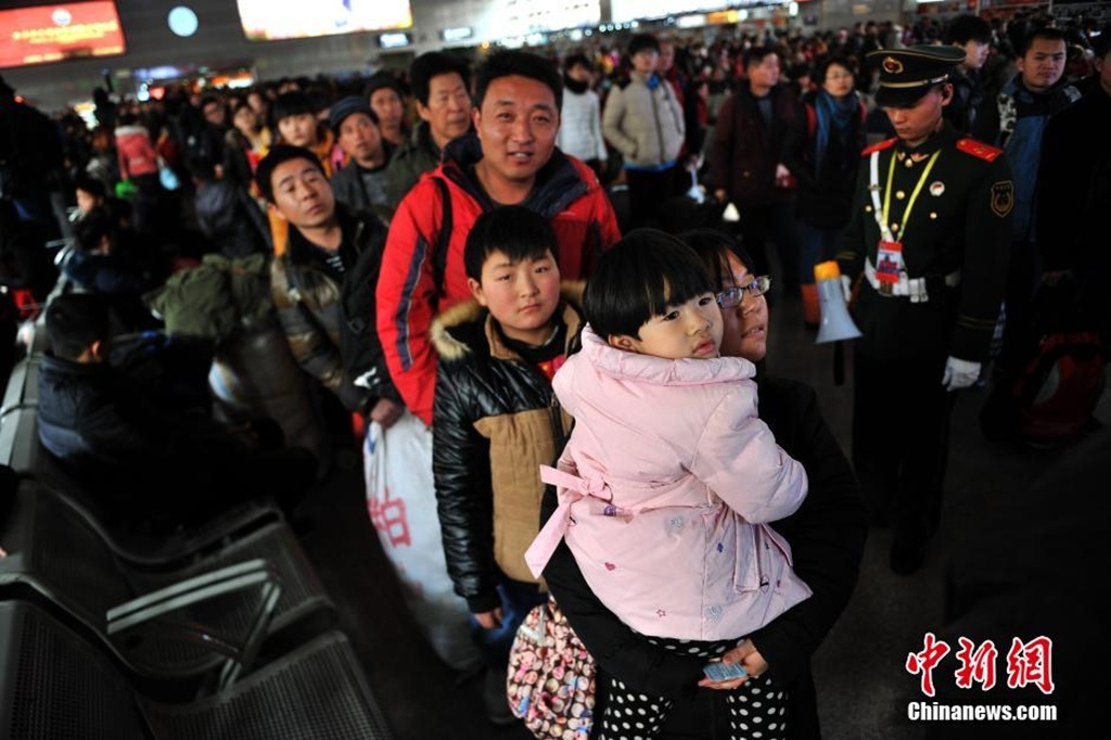  Những gương mặt hồ hởi khi chuẩn bị lên xe.