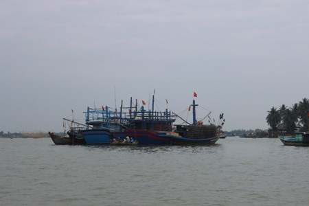 Từ bao đời nay, con sông Mẹ không những ban phát cho dân chài tôm cá đầy ắp