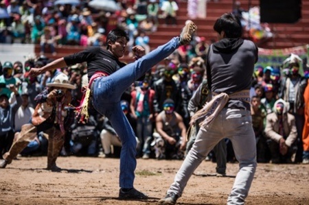 Trận đấu diễn ra gay cấn không khoan nhượng