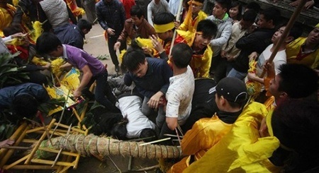 Những hình ảnh "xấu xí" của một số bạn trẻ dịp lễ hội đầu năm - 2 Cuộc hỗn chiến giữa nhóm
cướp lộc và những người bảo vệ.