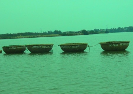 Từ bao đời nay, con sông Mẹ không những ban phát cho dân chài tôm cá đầy ắp