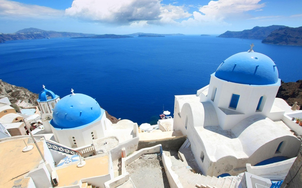 Đảo thiên đường Santorini - điểm đến của những đôi tình nhân - 3 Những khu nhà với
lối kiến trúc mái vòm sơn xanh coban rất đặc trưng ở Santorini