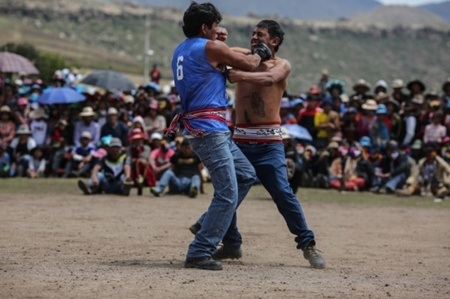 Mọi người xung quanh hò reo cổ vũ từng cặp đôi