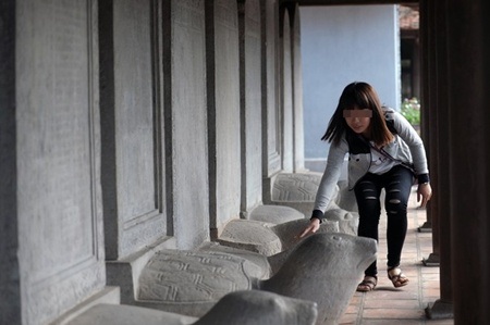 Những hình ảnh "xấu xí" của một số bạn trẻ dịp lễ hội đầu năm - 4 Với suy nghĩ sờ đầu rùa sẽ
đỗ đạt, học hành giỏi giang, các bạn trẻ bất chấp vượt rào.