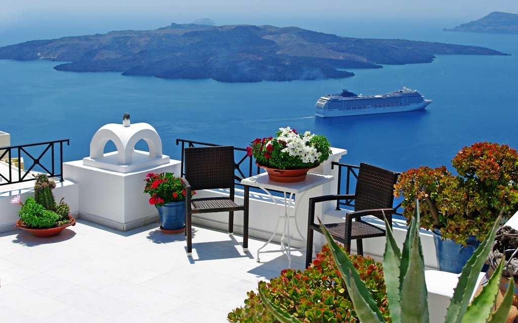 Đảo thiên đường Santorini - điểm đến của những đôi tình nhân - 4 Những khu nhà với
lối kiến trúc mái vòm sơn xanh coban rất đặc trưng ở Santorini