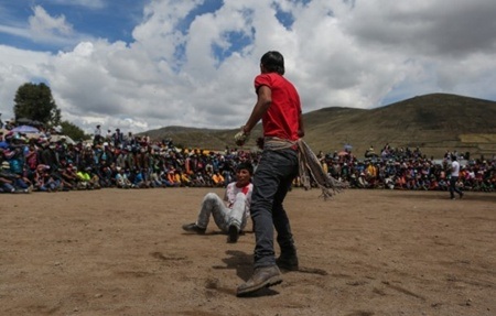  Tuy nhiên khi đối phương đã ngã xuống, người còn lại không được quyền tiếp tục tấn công