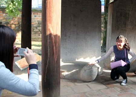 Những hình ảnh "xấu xí" của một số bạn trẻ dịp lễ hội đầu năm - 5 Những hình ảnh này tái diễn
nhiều lần ở Văn Miếu vào dịp đầu năm và các mùa thi.