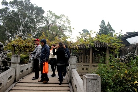 Khuôn viên của Sư Tử Lâm được
bài trí phù hợp phong thủy và âm dương ngũ hành, hữu tình non nước