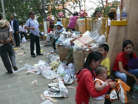 Những hình ảnh "xấu xí" của một số bạn trẻ dịp lễ hội đầu năm - 7 Hình ảnh kém đẹp tại con
đường dẫn vào điện thờ chính