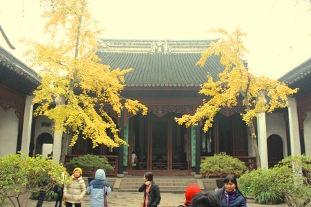 Khuôn viên của Sư Tử Lâm được
bài trí phù hợp phong thủy và âm dương ngũ hành, hữu tình non nước