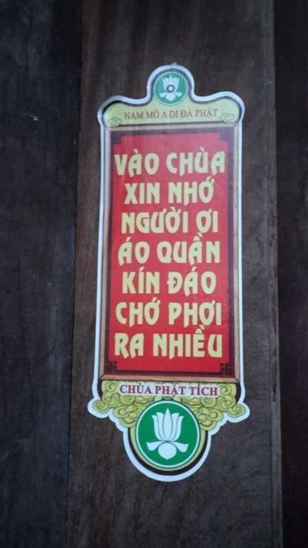 Những hình ảnh "xấu xí" của một số bạn trẻ dịp lễ hội đầu năm - 8 Tại lối vào cửa, nhiều điện
thờ có bảng hướng dẫn du khách về trang phục khi đi chùa.