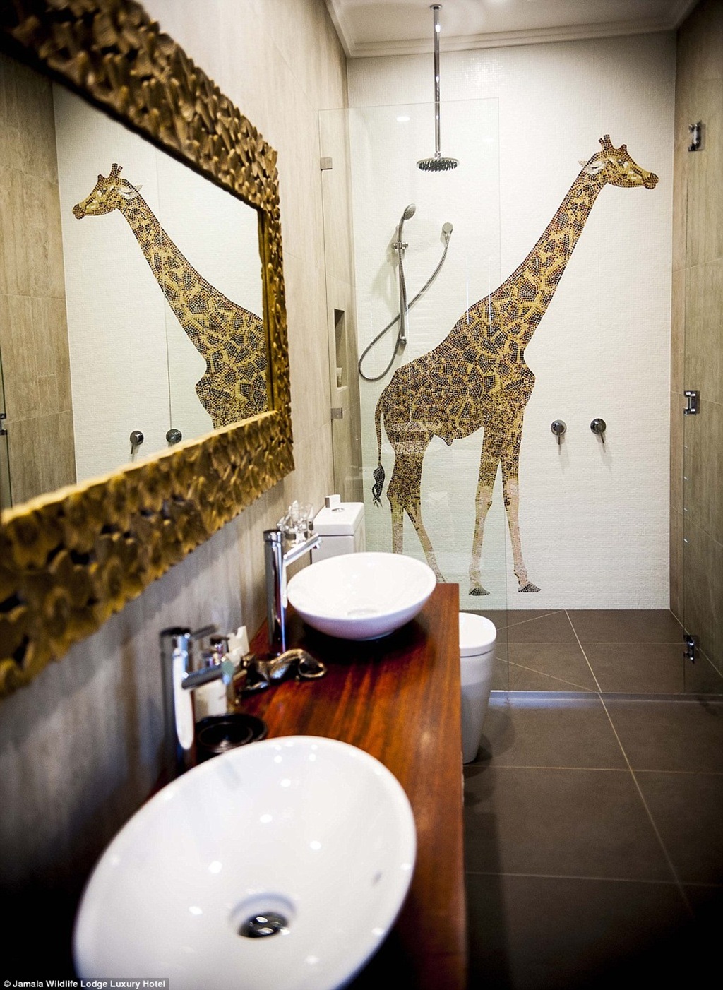 Phòng tắm với nhiều hình ảnh trang trí là những loài thú hoang dã
