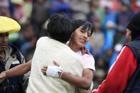 Ôm nhau dàn hòa khi trận đấu kết thúc