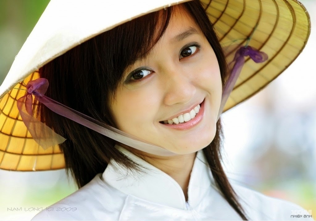 Nón bài thơ Huế là một trong những trang phục truyền thống đặc sắc thế giới - 1 Nét duyên dáng của người con gái trong chiếc
nón bài thơ