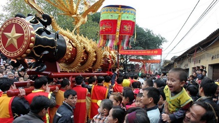 Người Việt tưng bừng trong lễ hội đầu xuân - 1 Không khí xuân náo nhiệt
trong lễ rước pháo làng Đồng Kỵ