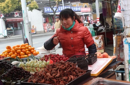 Những quả Nhân sâm giá nửa triệu bạc được bán đầy rẫy ven đường phố Trung Quốc.