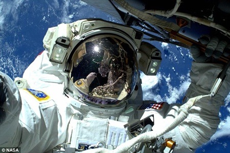 Những bức hình "tự sướng" ngoài vũ trụ gây sốt - 1 Bức hình selfie ngoài không gian của phi hành gia
người Mỹ