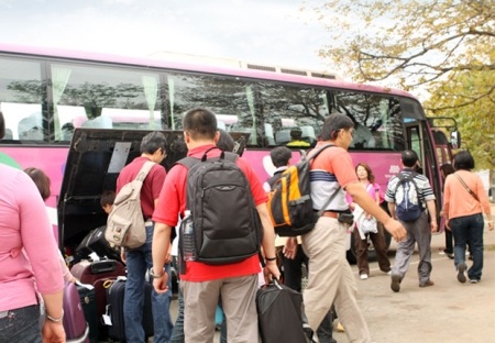 Sau 6 tháng xăng giảm sâu, hầu hết các doanh nghiệp vận chuyển khách đường bộ không giảm cước.