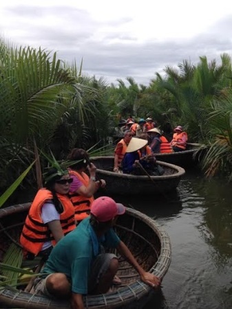 Rừng dừa nước độc đáo "trong lòng" Hội An - 9 Lướt dưới những rặng dừa xanh
dịu, nghe mùi nồng nàn của bùn đất, mát mẻ của thiên nhiên.