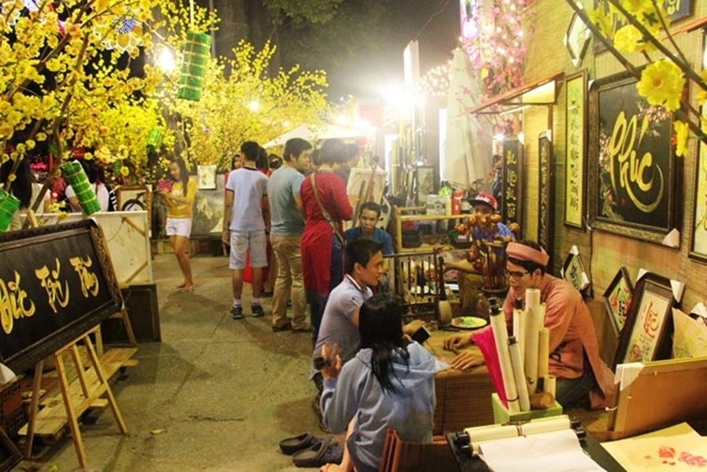 Không khí đón Tết tấp nập tại nhiều quốc gia Châu Á - 13 Thành phố Hồ Chí Minh cũng rực
rỡ trong sắc màu của năm mới đang cận kề.