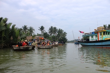 Lướt dưới những rặng dừa xanh
dịu, nghe mùi nồng nàn của bùn đất, mát mẻ của thiên nhiên.