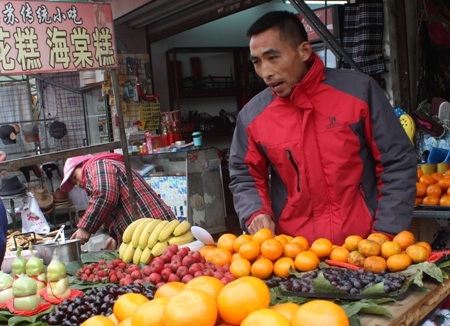 Những quả Nhân sâm giá nửa triệu bạc được bán đầy rẫy ven đường phố Trung Quốc.