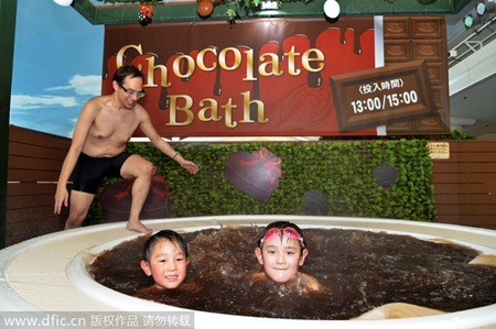 Giới trẻ Nhật thích thú với tắm chung bằng socola - 3 Mỗi bồn tắm được trang bị hệ
thống sục massage