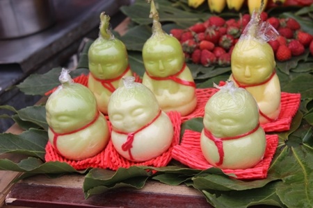 Giá của nó cũng chỉ tầm vài chục ngàn, nên người dân thường bày bán cùng với các thứ hoa quả khác.