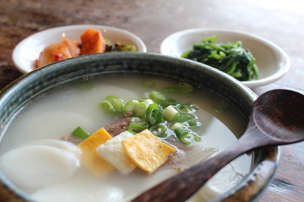 Ngó món ngon truyền thống dịp Tết âm của các nước Châu Á - 2 Món canh
Tteokguk thường được ăn kèm cùng kim chi