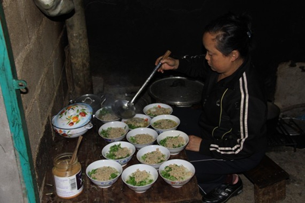 Về Hà Giang nếm thử món "cháo độc dược" - 4 Một quán cháo ấu tẩu ở Hà Giang