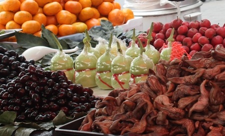 Giá của nó cũng chỉ tầm vài chục ngàn, nên người dân thường bày bán cùng với các thứ hoa quả khác.