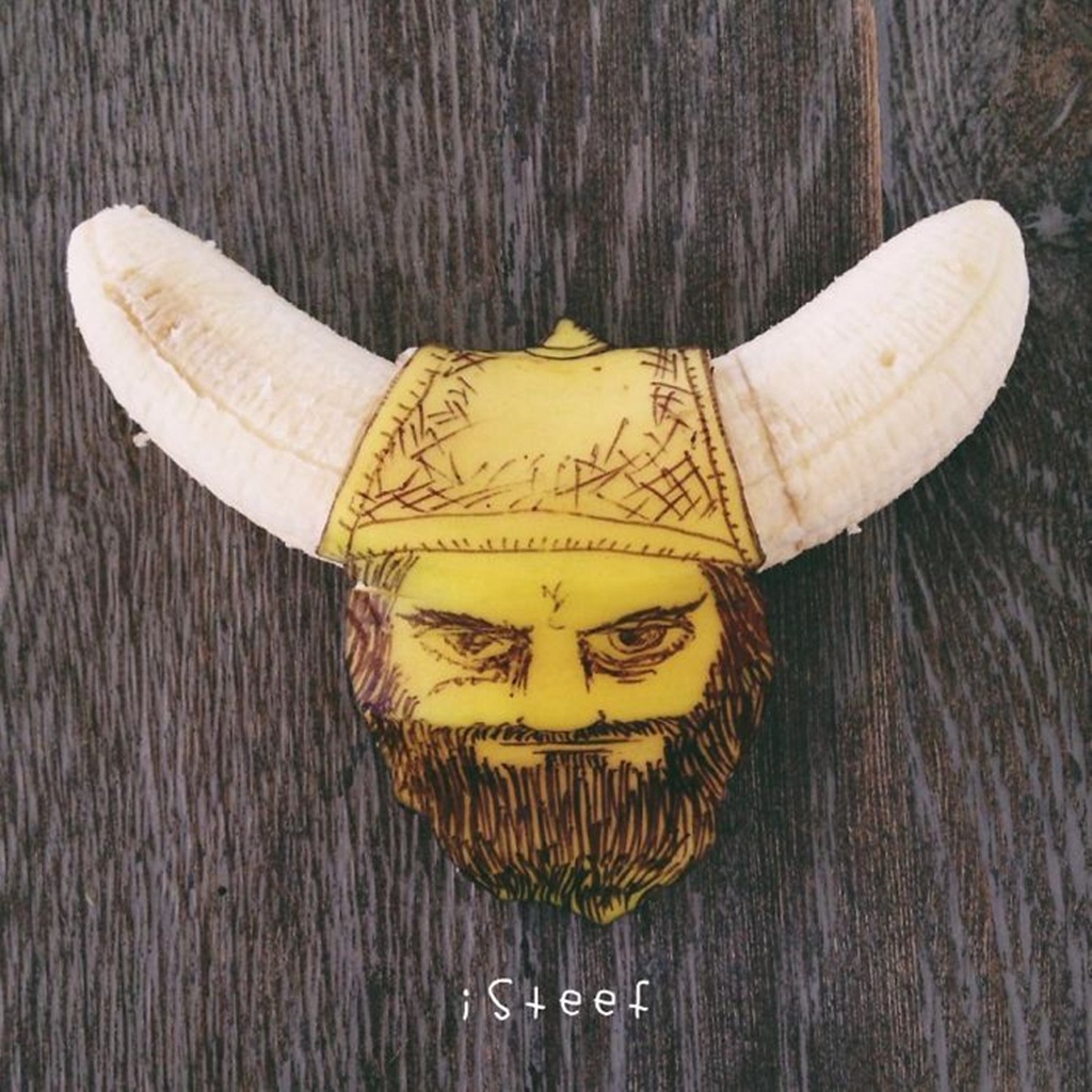 Nghệ thuật tạo hình “siêu độc” với... quả chuối - 4 Sừng trên mũ của người Viking là ruột chuối