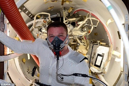 Những bức hình "tự sướng" ngoài vũ trụ gây sốt - 4 Những hình ảnh do NASA cung cấp