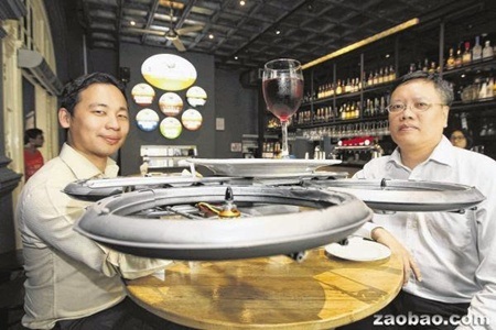 Đến đúng nơi quy định, nhân viên phục vụ sẽ lấy đồ ăn
trên máy bay phục vụ khách