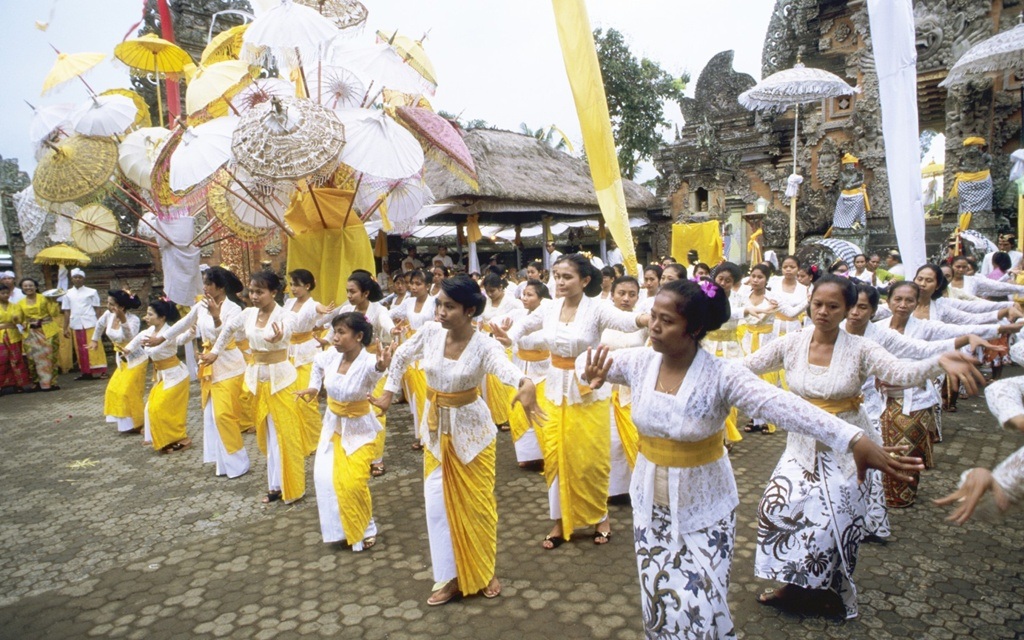 Nón bài thơ Huế là một trong những trang phục truyền thống đặc sắc thế giới - 6 Trang phục Kebaya ở đảo Bali,Indonesia