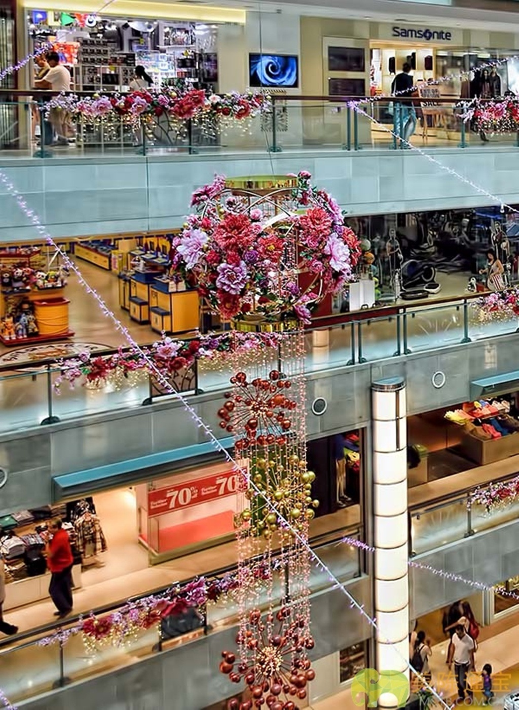 Không khí đón Tết tấp nập tại nhiều quốc gia Châu Á - 7 Một trung tâm thương mại ở
Singapore đã trưng đèn hoa lộng lẫy để chào mừng tết Nguyên Đán