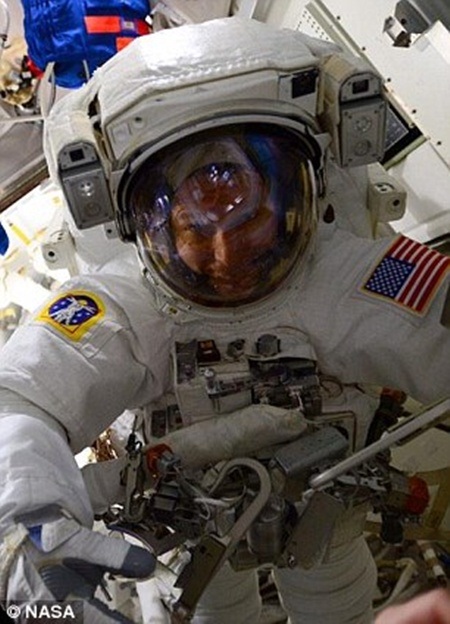 Những bức hình "tự sướng" ngoài vũ trụ gây sốt - 7 Những hình ảnh do NASA cung cấp