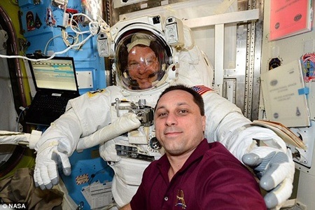 Những bức hình "tự sướng" ngoài vũ trụ gây sốt - 9 Những hình ảnh do NASA cung cấp