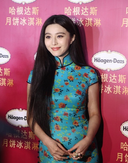 Nữ diễn viên họ Phạm diện xườn xám trong một sự kiện